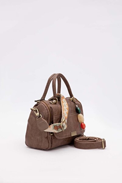 Levidor Camel Stone Accessory Detailed Shoulder Bag
