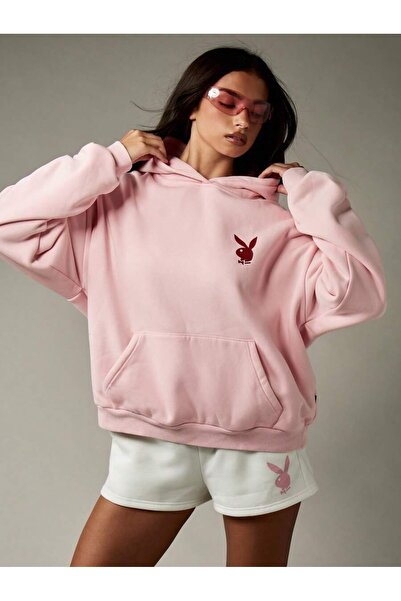 OVER HEAD سويت شيرت بقلنسوة مطبوع عليه شعار بلاي بوي باللون الوردي للنساء