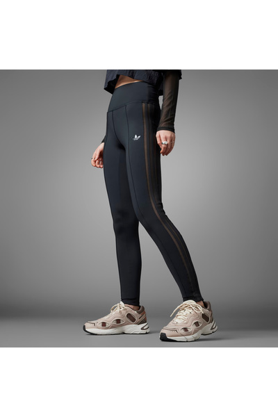 adidas يغطي الرجل