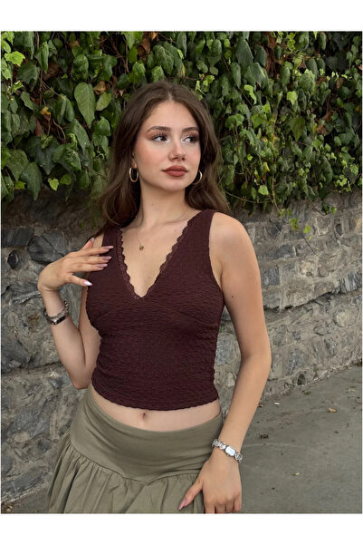 franky B بلوزة نسائية قصيرة من قماش الويفير مع تفاصيل من الدانتيل