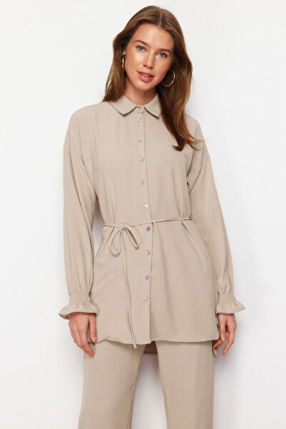 Trendyol Modest Beiges gewebtes Aerobin-Hemd-Hosen-Set mit Gürtel TCTSS23US00018
