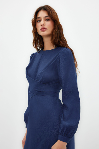 Trendyol Modest Námořnicky modré dvouřadé modelové večerní šaty s vlastním vzorem TCTSS24DB00021