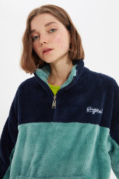 Kolekcia Trendyol Modrá Unisex oversize/široký strih Color Block Minimálna výšivka Teplá plyšová mikina TMNAW22SW1477