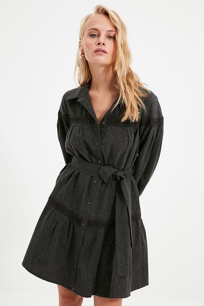 Trendyol Collection Anthrazitfarbenes, gewebtes Mini-Hemdkleid mit Gürtel TWOAW21EL1964