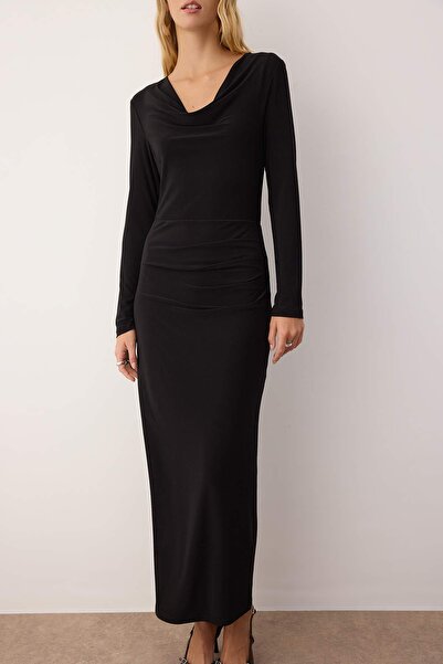 Trendyol Collection Černé jednobarevné maxi pletené šaty s výstřihem na lodičku TWOAW26EL00063