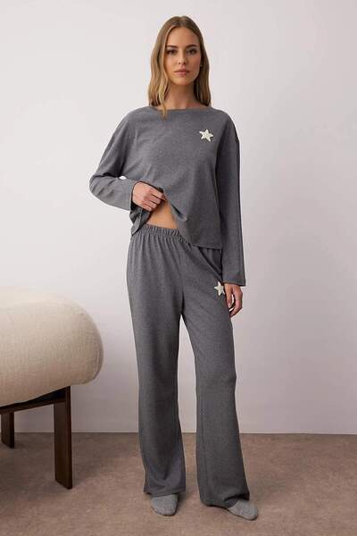 Trendyol Collection Трикотажна піжама з вишитими зірками антрацит THMAW26PT00012