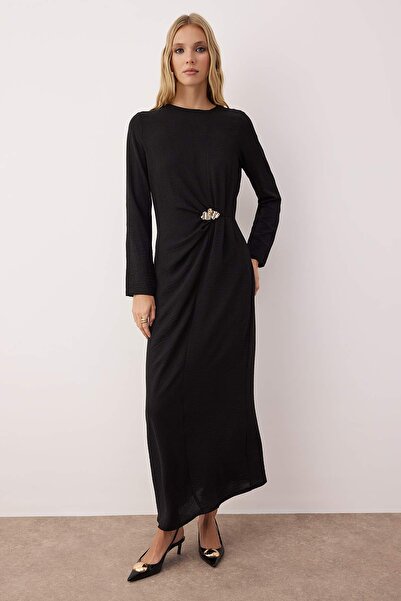 Trendyol Modest Μαύρο χρυσό φόρεμα με λεπτομέρεια Aerobin υφαντό TCTSS25EB00138
