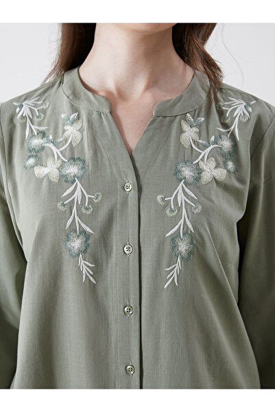 LC Waikiki Kaçık Yaka Çiçek Nakışlı Bluz
