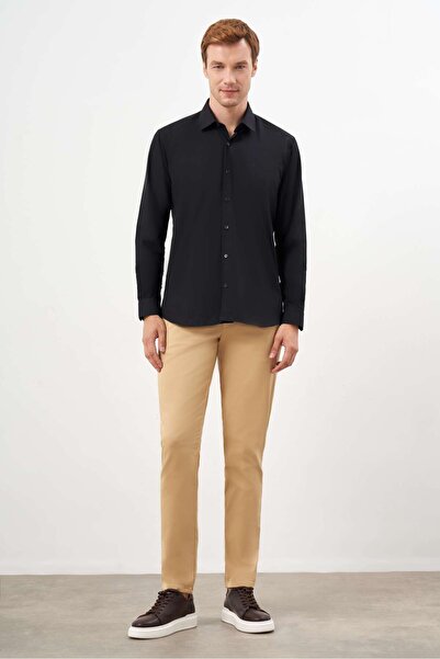 Morven Чоловіча чорна сорочка з прямим кроєм, жорстким коміром та прямим силуетом