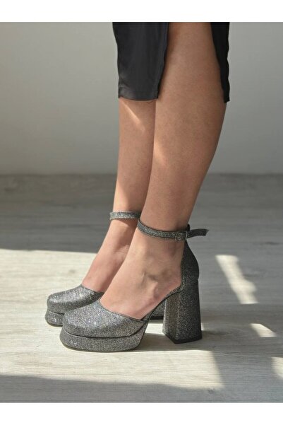 Favi Ayakkabı Платинени обувки с пайети, затворени пръсти, платформа и ток