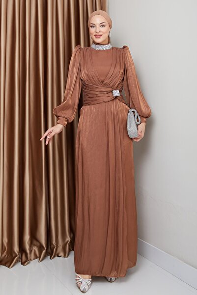 Olcay Yoryo hedvábné večerní šaty s mašlí a kamenným výstřihem TABA 1236