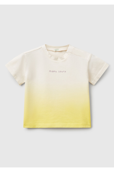 United Colors of Benetton تي شيرت برقبة دائرية مطبوع عليه صبغة متغيرة اللون ب...