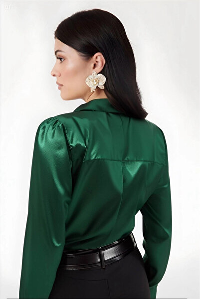 hazelin Γυναικείο πουκάμισο με ελαφριά ριχτάρια σατέν επιφάνεια σε χρώμα σμαραγδί πράσινο HZL22W-BD139641
