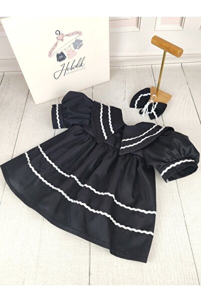 Hobidik Черна рокля от поплин със заострена яка и бели млечни пискюли