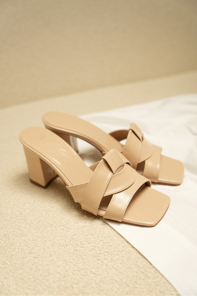 LAMİNTA Γυναικείες παντόφλες Sofia Nude με ασύμμετρη κοπή και χοντρό τακούνι