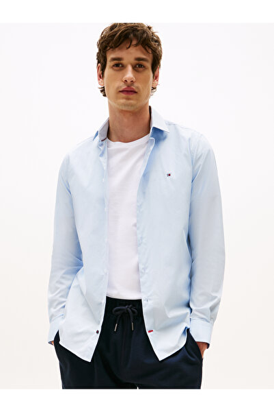 Tommy Hilfiger قميص رجالي أزرق فاتح من قماش البوبلين المرن بأكمام طويلة وقصة ضيقة