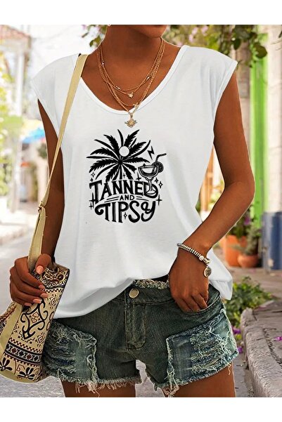 mercoledi تي شيرت نسائي كبير الحجم بدون أكمام مطبوع عليه TANNED AND TIPSY