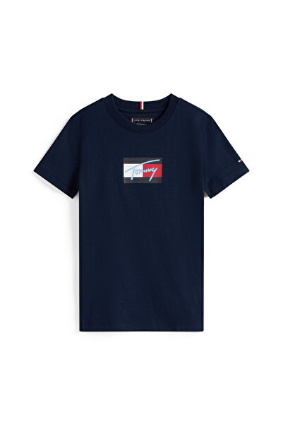 Tommy Hilfiger تي شيرت تومي سكريب مطبوع عليه علم للأولاد بأكمام قصيرة، أزرق داكن، ليل نهار