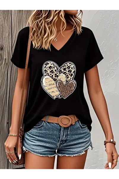 mercoledi تي شيرت نسائي كبير الحجم برقبة على شكل حرف V مطبوع عليه قلب الفهد