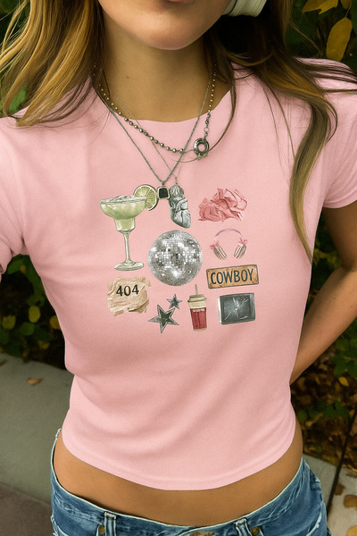 Flood Of Style بلوزة نسائية قصيرة ضيقة برقبة دائرية مطبوعة برسومات رعاة البقر...