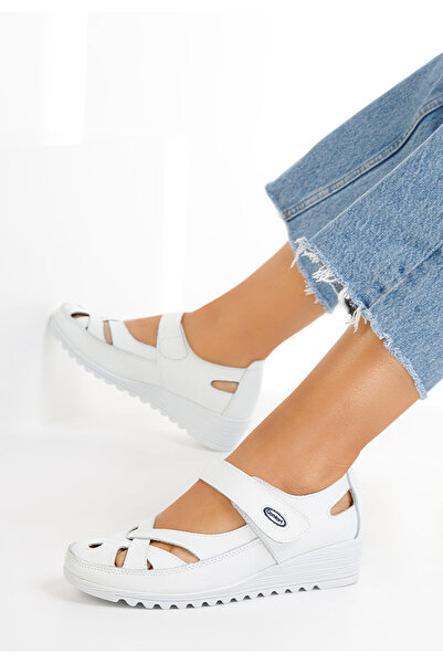 B T Shoes Bílé baleriny na klínku Simisa