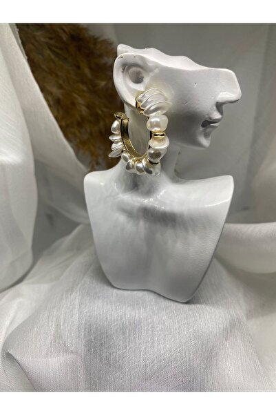 Kaan Accessoire أقراط من الفولاذ مرصعة باللؤلؤ باللون الذهبي