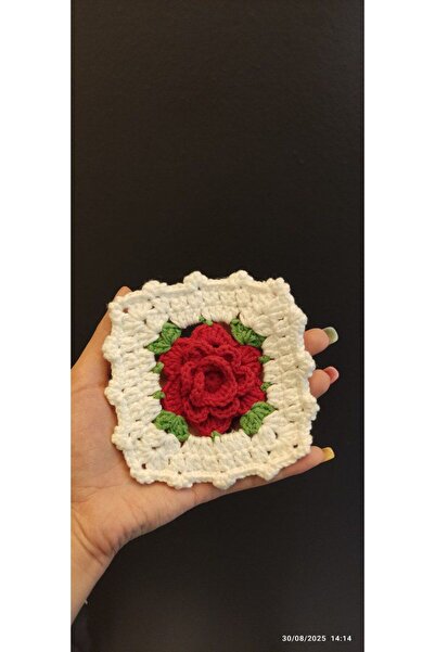 Gönülden Tasarım APLIQUĂ DE ÎMBRĂȚIRE CU FLORE TRICOTATE ÎN RELIEF 11X11 CM Roșu