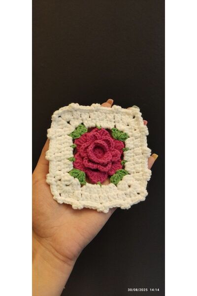 Gönülden Tasarım APLIQUĂ DE ÎMBRĂȚIRE TRICOTAT CU FLORI 11X11 CM Fuchsia