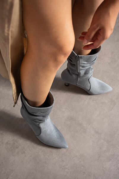 BERFONA HELEN GRİ DANA SÜET 7 CM TOPUKLU SİVRİ BURUN KÖRÜKLÜ BOT BOTTİE