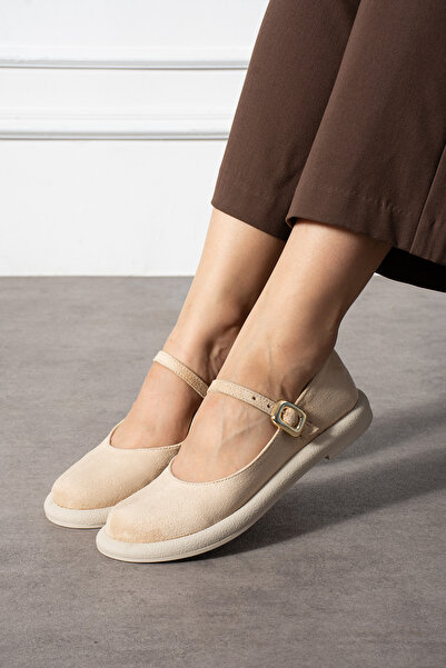 DESPİNA Kadın Altın Toka Detaylı Kadın Bej Süet Ayakkabı – Yuvarlak Burun Rah...