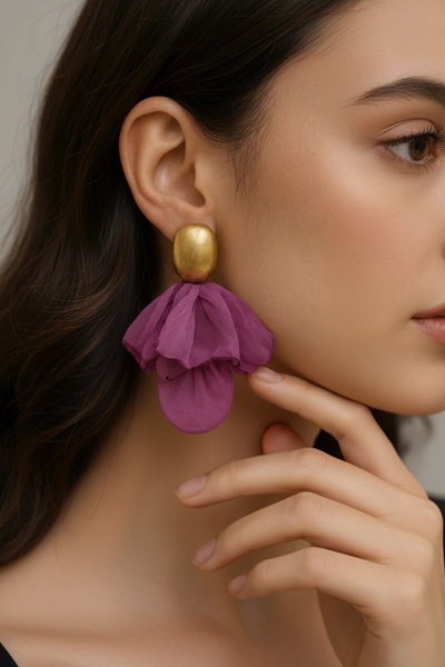 PRVT Çelik Kararmaz Mor Şifon Çiçek Detaylı Küpe – Kadın Aksesuar