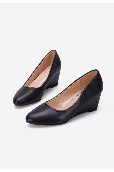 B T Shoes Černé lodičky na klínku Cutiara