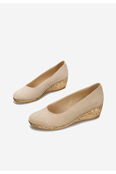 B T Shoes Béžové lodičky na klínku Sonia