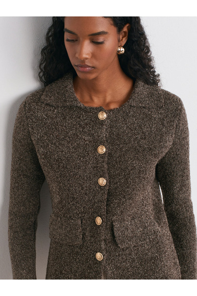 Dilvin 60265 Πλεκτό πουλόβερ με λαιμόκοψη με κουμπιά και λεπτομέρεια τσέπης-Καφέ