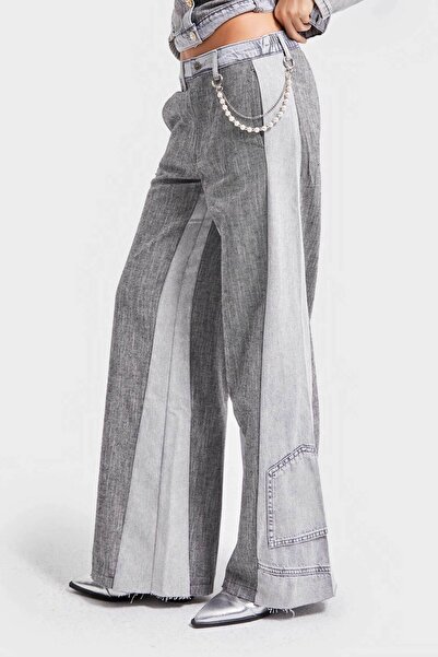 its basic Жіночі штани сірого кольору з тканини та джинсовими вставками, з деталями аксесуарів, спеціального дизайну
