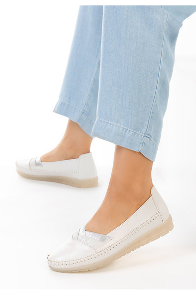 B T Shoes Bílé dámské mokasíny Luinza