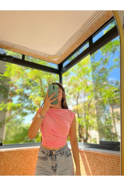 FOORS Γυναικεία μπλούζα λεπτομέρεια με σούρες με μηδενικό μανίκι σε ροζ χρώμα