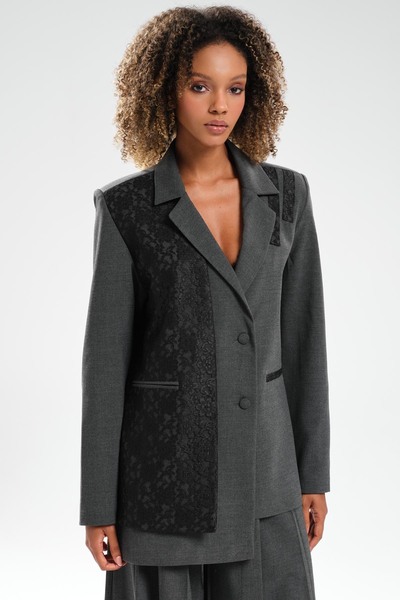 tw3 Жіночий блейзер з круазевим кроєм та мереживними деталями