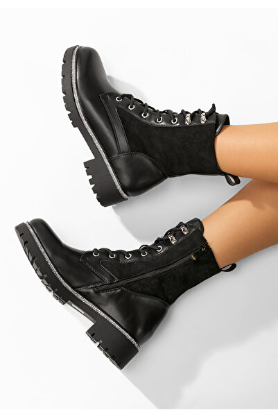 B T Shoes Černé šněrovací kotníkové boty Jordia