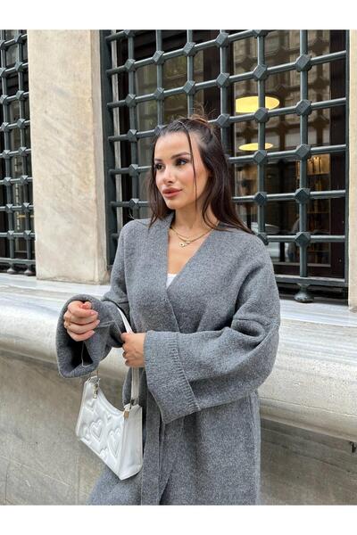 DEHA textile سترة جديدة لموسم الشتاء 2025-2026 من الصوف بحبل اللحية موديل Alhawi Carmel.