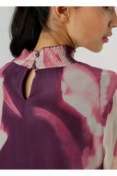 Şans Γυναικεία μπλούζα μεγάλου μεγέθους μωβ, με λουλουδάτο σχέδιο, ύφασμα σιφόν, λεπτομέρεια με κροσέ στο γιακά και στα μανίκια 65N39124