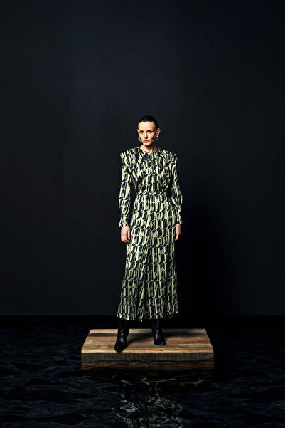 KAMEYA OMUZ DETAYLI DESENLİ ELBİSE 26W40874