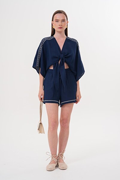 LEVURE قميص برباط على الخصر مع تفاصيل مطرزة على الكتف باللون الأزرق الداكن