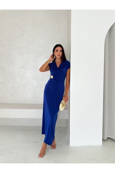 SLAW REZZ فستان مادونا ذو ياقة متدلية مع تفاصيل إكسسوارات قابلة للتعديل على ا...