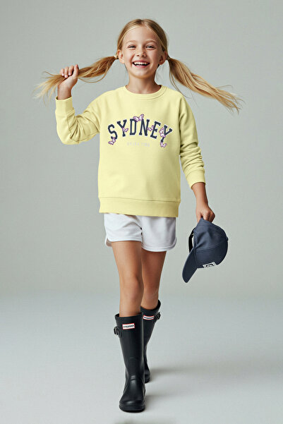 TRENDYOLKIDS Gelbes, mit Slogan bedrucktes, übergroßes, gestricktes Mädchen-Sweatshirt aus Baumwolle TKDAW26SW00027