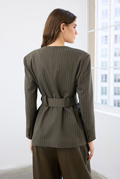 Trendyol Collection Khaki páskovaný blejzr s detailem očkaře, regular/normal střih, proužkovaný tkaný blejzr TWOAW26BC00028