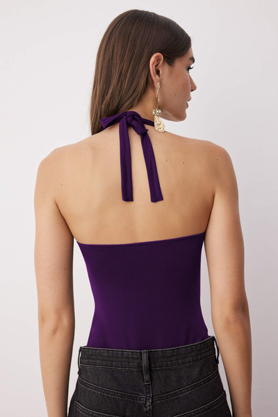 Trendyol Collection Body tricotat cu detaliu auriu Akseusar, cu curea la gât, cu închidere cu capsă TPRAW26BD00003