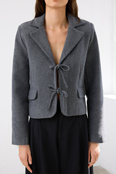 Trendyol Collection Μπλέιζερ με κοντό καστανόχρωμο υφαντό σχέδιο με λεπτομέρεια με κορδόνια TWOAW26BC00017