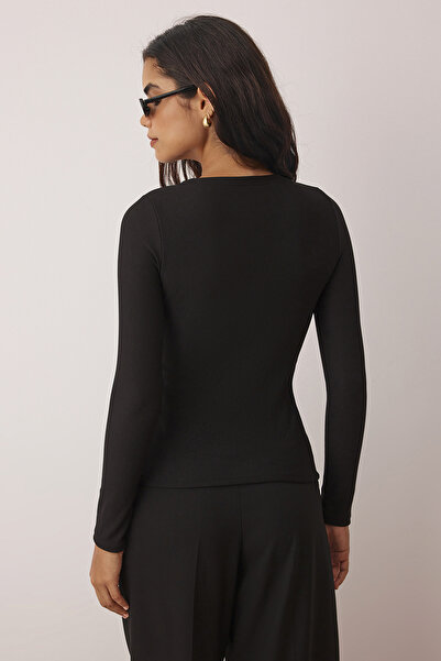 Trendyol Collection Μπλούζα πλεκτή Ottoman με ψηλό γιακά, κουμπιά, μακρύ μανίκι και στενή εφαρμογή σε μαύρο χρώμα TWOAW26BZ00191.