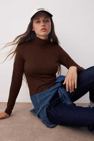 Trendyol Collection Καφέ Premium μαλακό ύφασμα ζιβάγκο εφαρμοστό/στενό στο σώμα ελαστική πλεκτή μπλούζα TWOAW24BZ00119